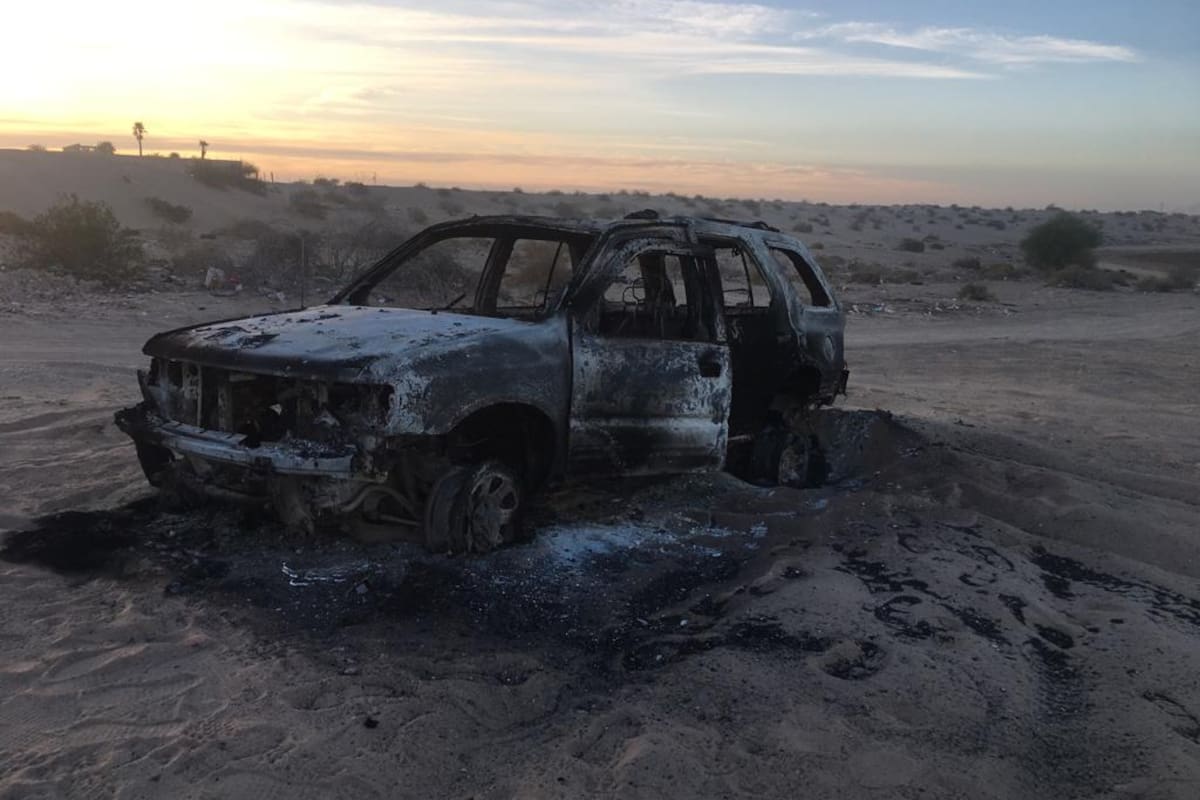 Le roban auto y lo queman en desierto de SLRC