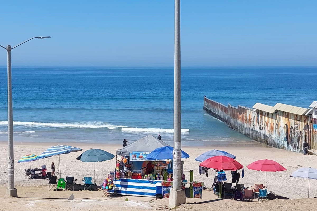 Comerciantes de playas de Tijuana prevén pocas ventas por concierto de Carín León