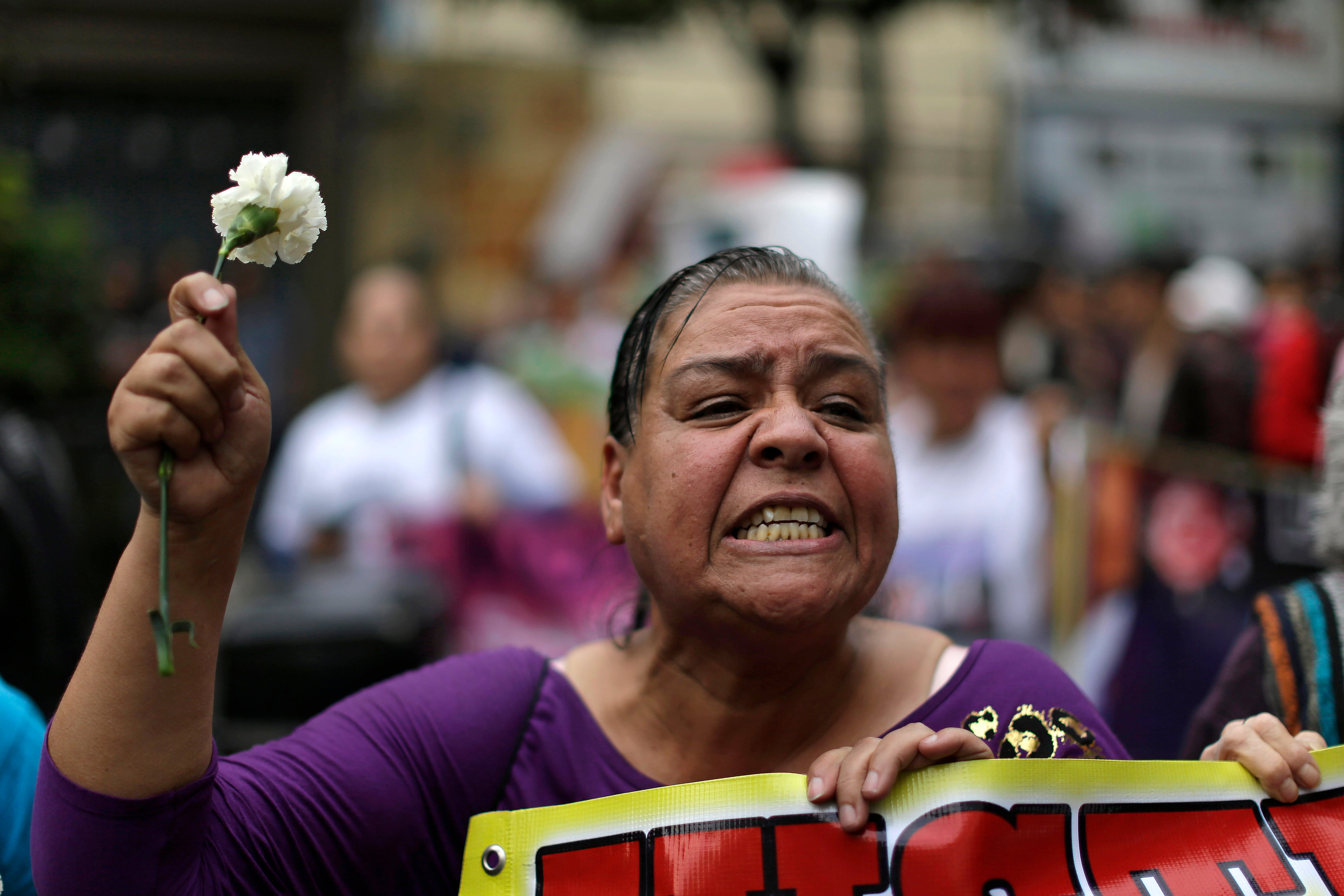 La activista Norma Andrade grita durante una marcha por el Día Internacional de la Mujer, organizada por madres de hijas desaparecidas de la ciudad fronteriza de Ciudad Juárez, en Ciudad de México, el viernes 8 de marzo de 2013. Andrade fundó una organización de familiares de mujeres que han desaparecido o han sido asesinadas en Ciudad Juárez, luego de que su hija de 17 años, Lilia Alejandra García Andrade, fuera torturada, violada y asesinada en 2001.La activista tuvo que huir de Ciudad Juárez después de que recibiera dos disparos frente a su domicilio en 2011, y en 2012 fue atacada con un cuchillo en el rostro y el cuello en la Ciudad de México. (Foto AP/Dario Lopez-Mills)