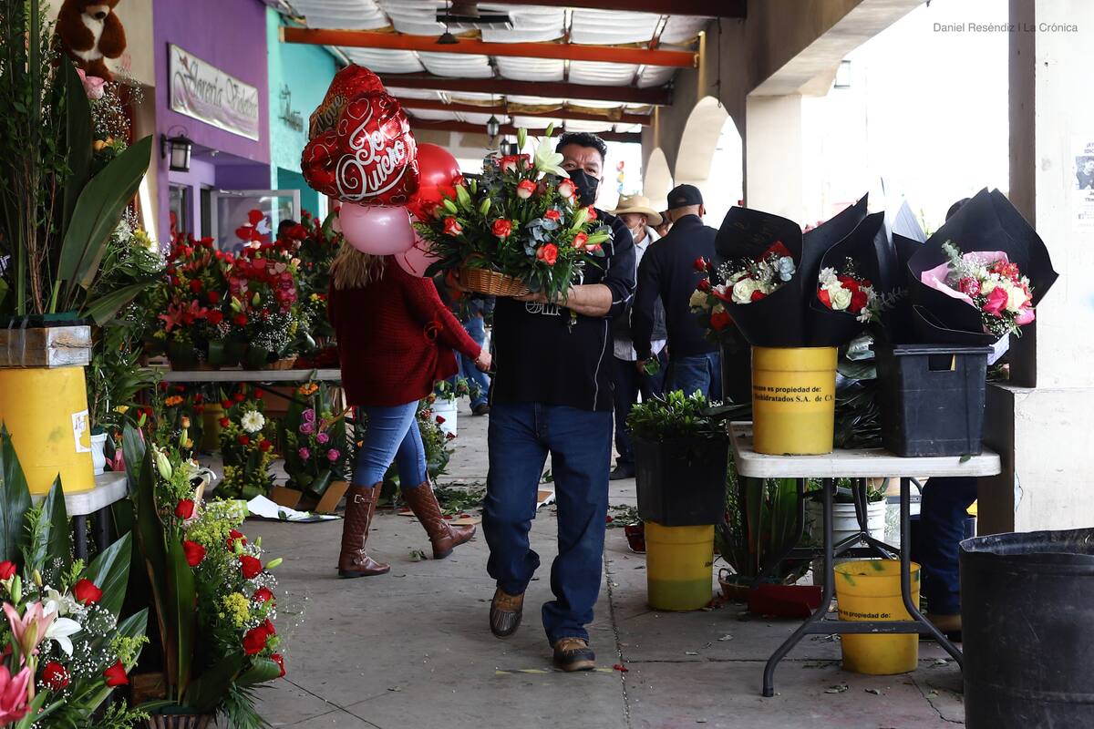 Se llenan de color florerías del centro el día de San Valentín