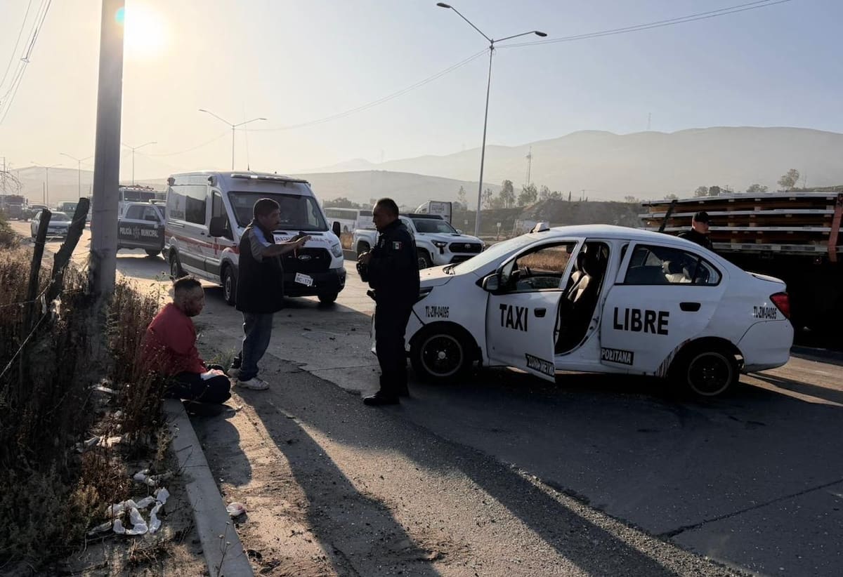 El conductor aseguró que una camioneta pickup invadió repentinamente su carril, provocando que perdiera el control de la unidad y saliera del camino. Foto: Border Zoom