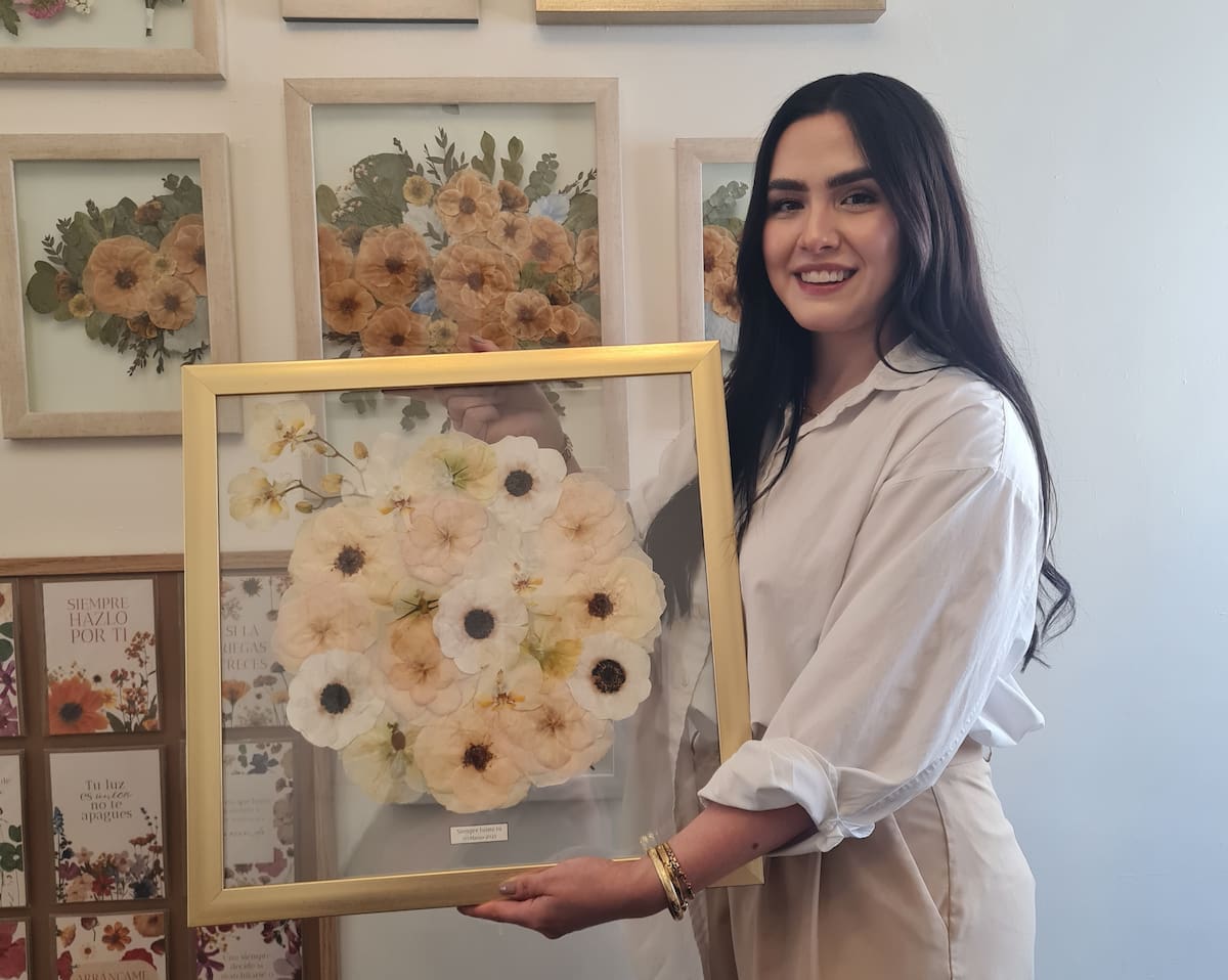 Vianey Trujillo utiliza la técnica de prensado floral.
