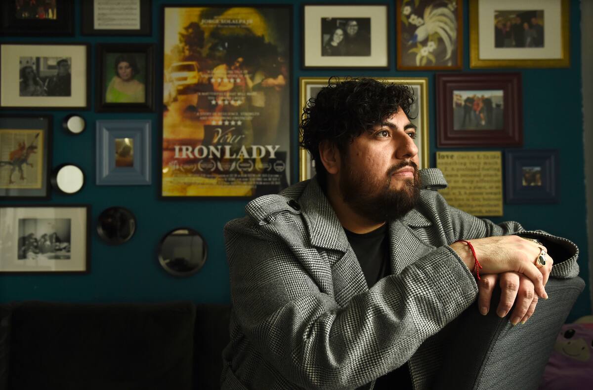 Jorge Xolalpa Jr., guionista y director de la película "Your Iron Lady", posa en su casa en Los Ángeles el jueves 28 de enero del 2021. "Your Iron Lady", inspirada en la historia de la madre de Xolalpa, una mexicana inmigrante que trabajó duro en EE.UU. para sacarlo a él y sus hermanas adelante, es considerada para una nominación al Globo de Oro a la mejor cinta en lengua extranjera. (AP Foto/Chris Pizzello)