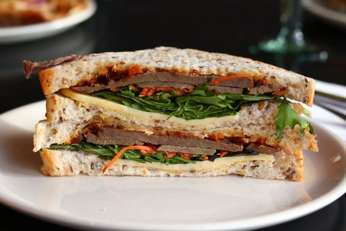 Esto pasa si cenas sándwiches con frecuencia
