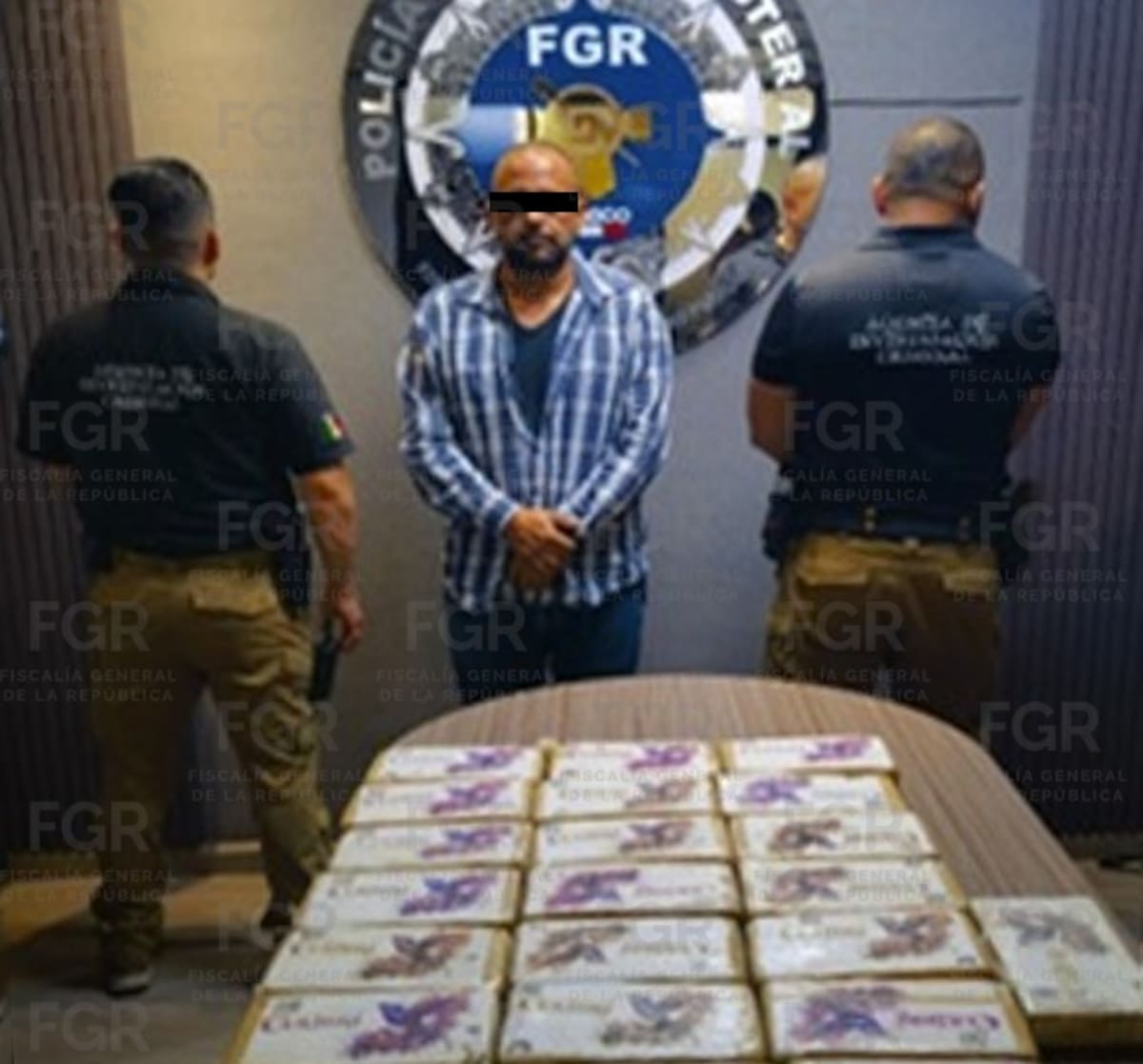 Agentes federales detuvieron a dos hombres y aseguraron 52 kilogramos de presunta cocaína luego de que un binomio canino marcara positivamente su equipaje durante una inspección en el Aeropuerto Internacional de Tijuana. Foto: Cortesía.
