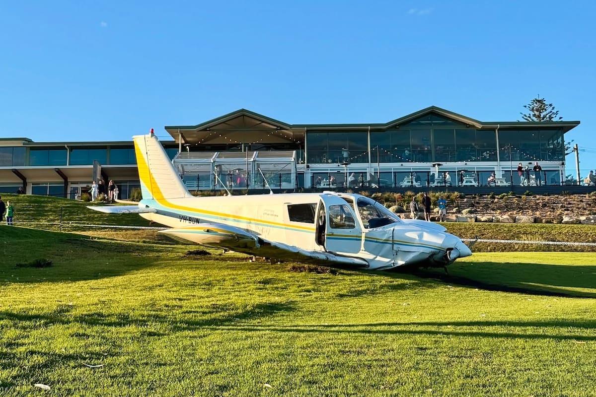 VIDEO: Aterrizaje de emergencia de avioneta en campo de golf de Sidney deja dos heridos leves