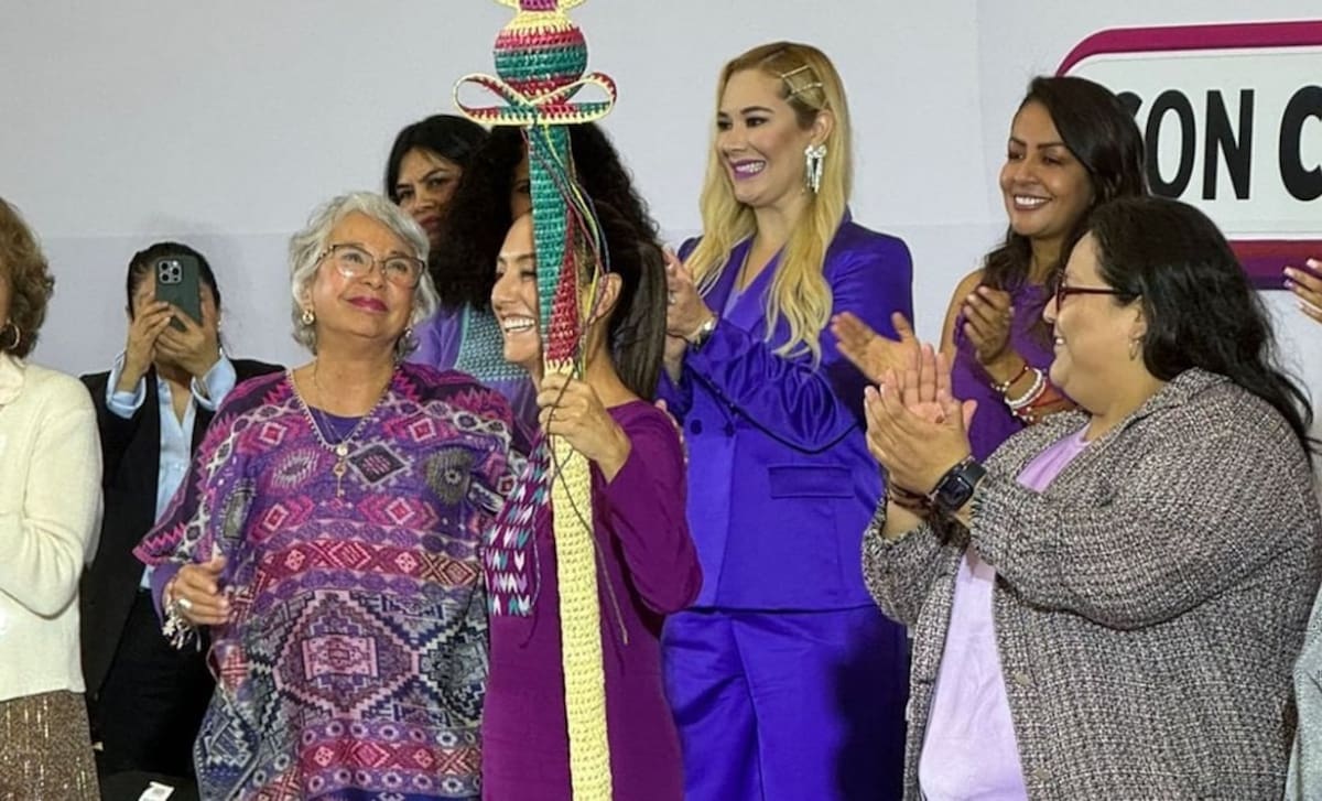 Olga Sanchez cordero entrega el "bastón de mando" a Claudia Sheinbaum. | Crédito: Archivo El Universal