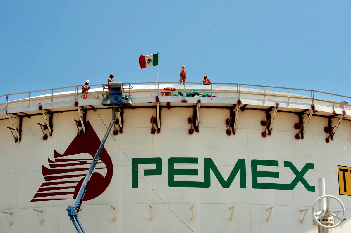 Imagen de archivo. Trabajadores arriba de un tanque en un sitio en construcción de la nueva refinería Olmeca, de la estatal Petróleos Mexicanos (Pemex), en el puerto Dos Bocas en Paraíso, México, en este folleto distribuido a Reuters el 30 de junio de 2022. Presidencia de México/Folleto vía REUTERS ESTA IMAGEN HA SIDO SUMINISTRADA POR UN TERCERO. CRÉDITO OBLIGATORIO. SIN REVENTAS. SIN ARCHIVOS