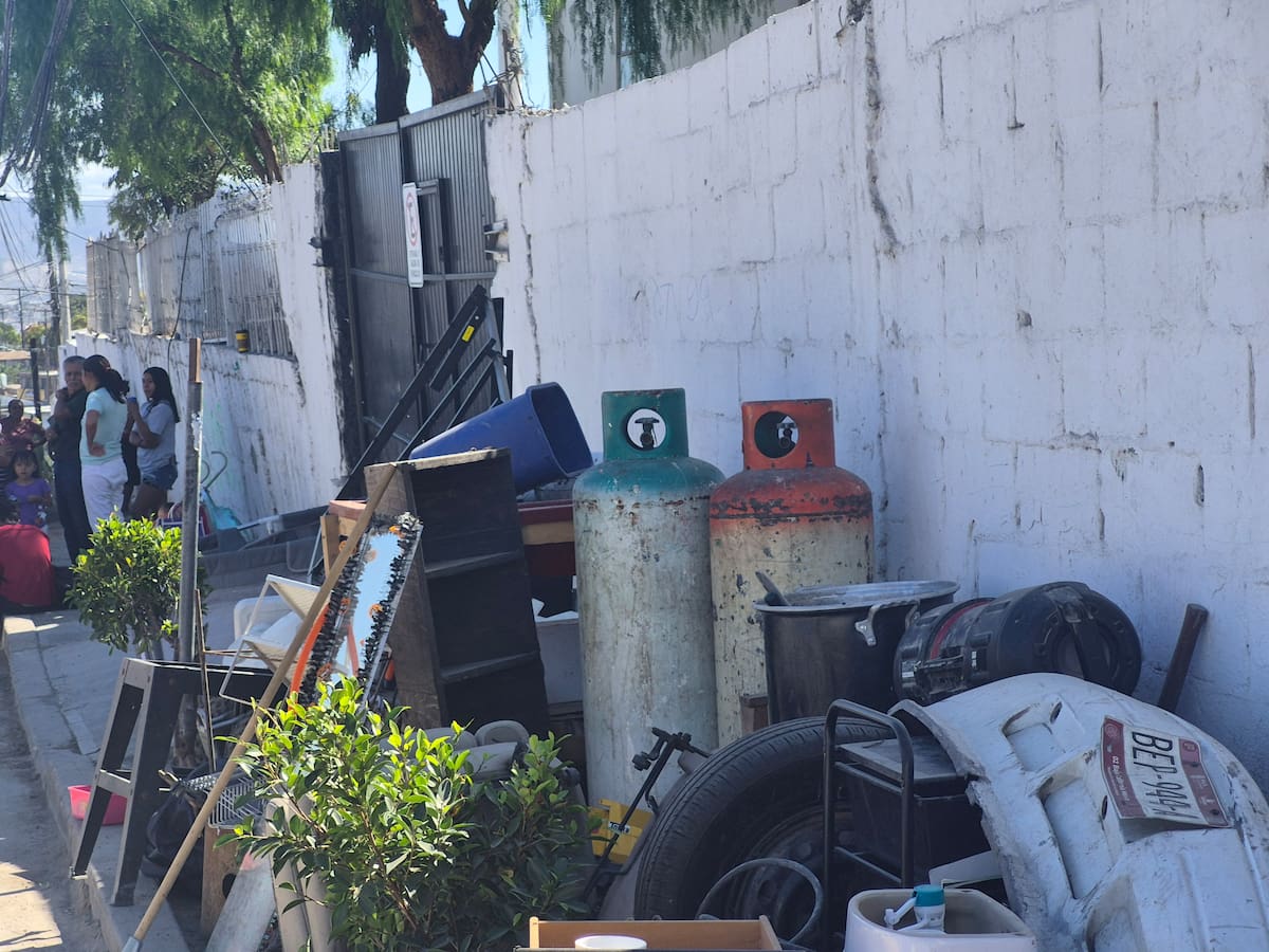 Vecinos de la colonia 3 de Octubre se organizan para llevar alimentos y artículos básicos a familias que perdieron sus viviendas por el deslave y permanecen en un campamento, donde también solicitan una carpa y una estufa para atender sus necesidades. Foto: Michelle Castillo