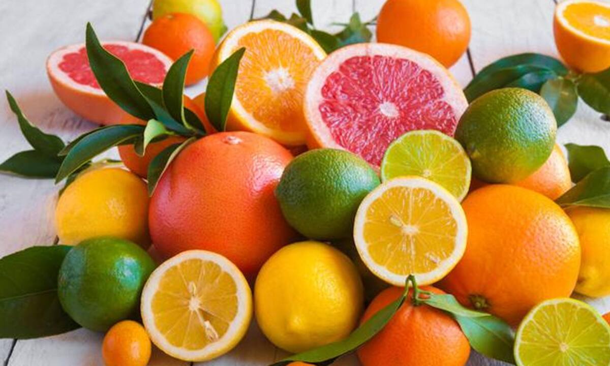 Los Cítricos, frutas con vitamina C, son una buena fuente natural de colágeno, de acuerdo con Mayo Clinic.