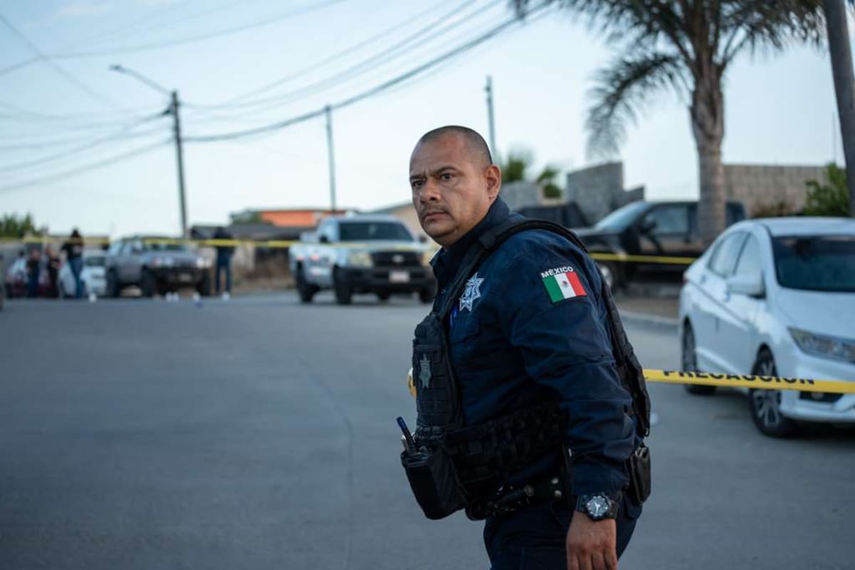 Un agente de la Fuerza Estatal de Seguridad Ciudadana murió tras ser atacado a balazos en la colonia Nuevo Milenio; su esposa fue hospitalizada con lesiones.
Fotos: Border Zoom.