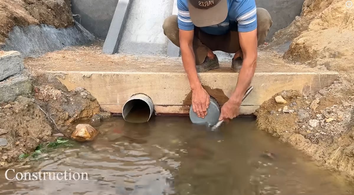 El proyecto demuestra cómo el flujo de un río puede convertirse en una fuente de electricidad doméstica mediante una turbina conectada a un generador.