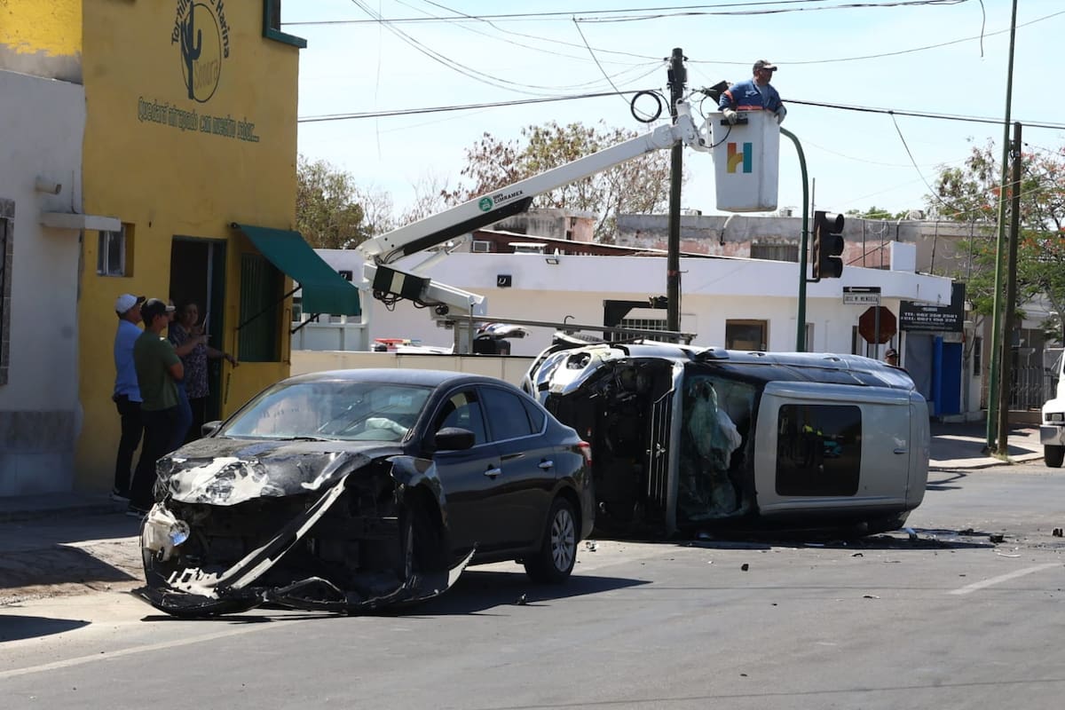 Accidente en Mendoza y Olivares deja dos niñas lesionadas, un auto volcado y daños en semáforo