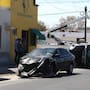 Accidente en Mendoza y Olivares deja dos niñas lesionadas, un auto volcado y daños en semáforo
