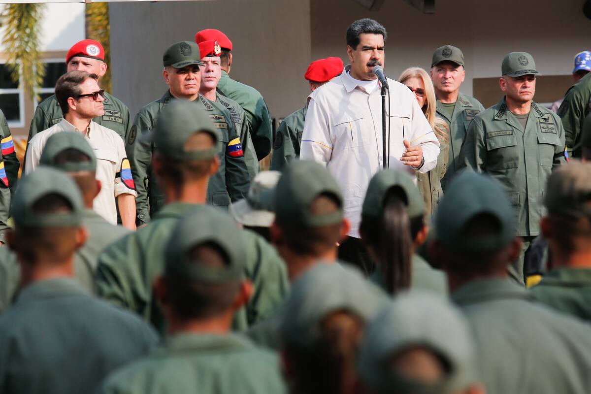 Handout picture released by Miraflores Palace press office showing Venezuela's President Nicolas Maduro (C) delivering a speech next to Venezuelan Defense Minister Vladimir Padrino (2-L) during the march of loyalty with personnel of the Venezuelan Bolivarian National Armed Forces (FANB) in Carabobo state, Venezuela on May 21, 2019. (Photo by HO / Venezuelan Presidency / AFP)