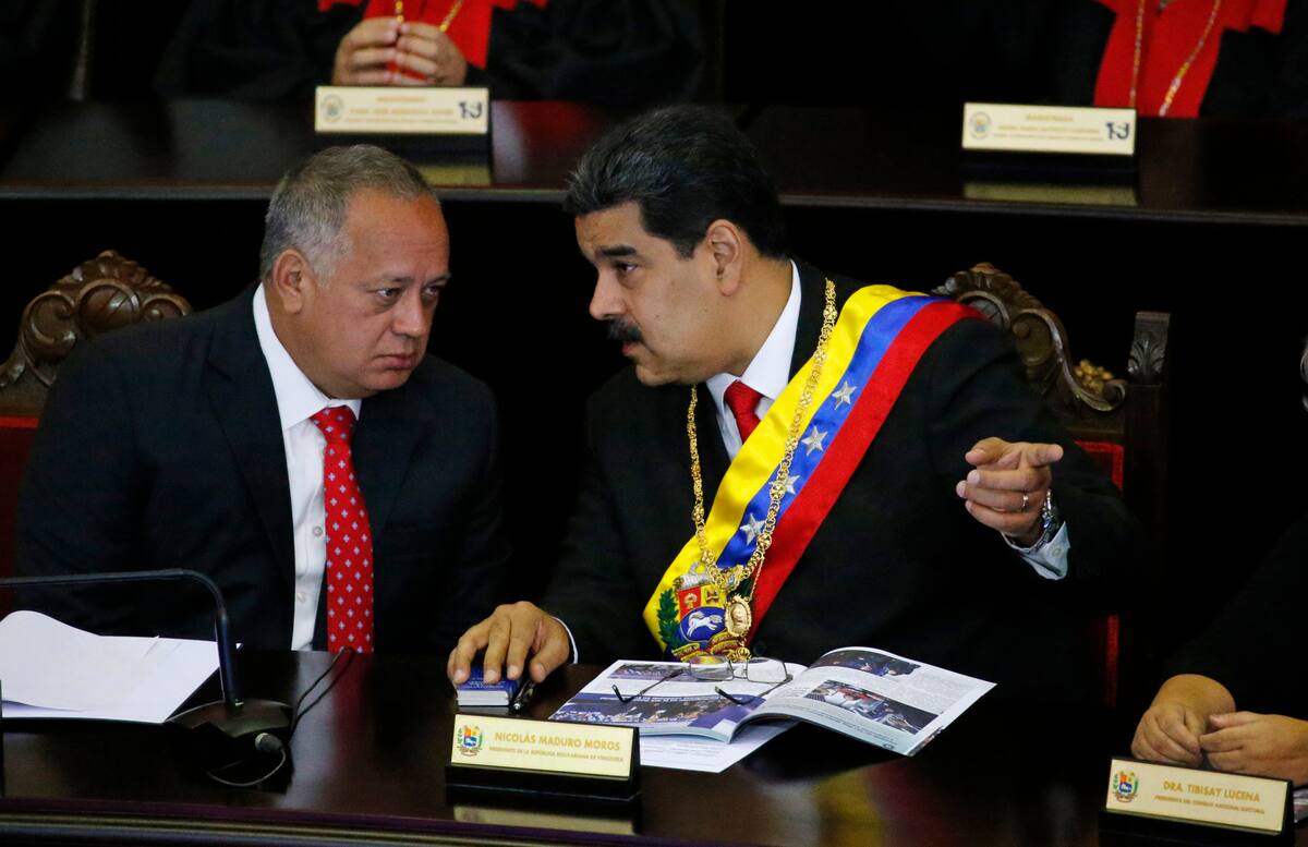 ARCHIVO - En esta fotografía de archivo del 24 de enero de 2019, el presidente venezolano Nicolás Maduro, derecha, habla con Diosdado Cabello, presidente de la Asamblea Constitucional, en la Corte Suprema durante una ceremonia anual que marca el inicio del año judicial en Caracas, Venezuela. (AP Foto/Ariana Cubillos, archivo)