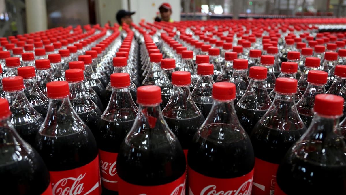 Coca-Cola FEMSA frena construcción de centros de distribución en México ante impacto del impuesto a bebidas azucaradas