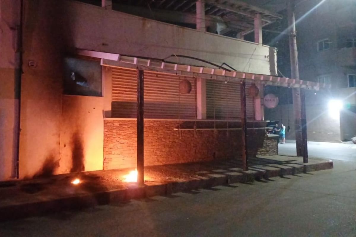Balean y prenden fuego en bar de Rosarito