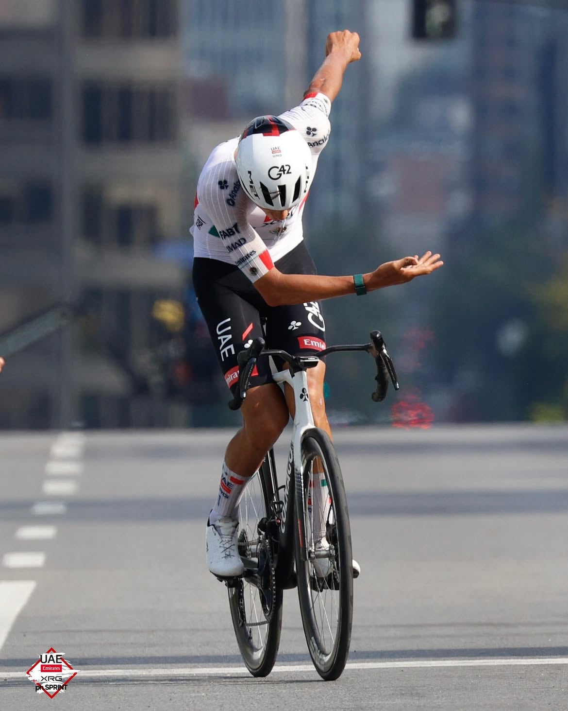 El mexicano Isaac del Toro cruza la meta en primer lugar en Montreal, haciendo su clásica celebración agradeciendo al público. (Foto: IG @uae_team_emirates)