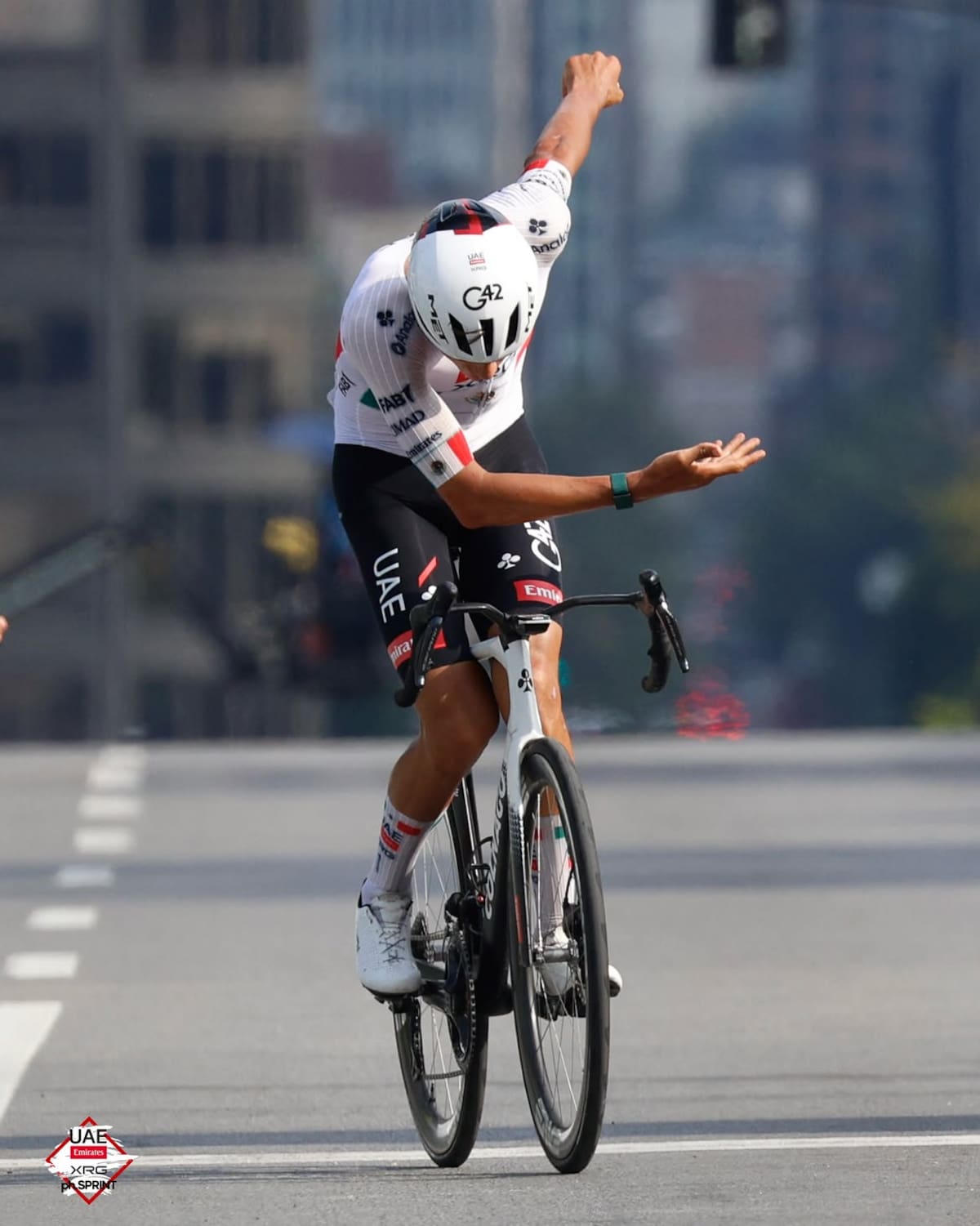 El mexicano Isaac del Toro cruza la meta en primer lugar en Montreal, haciendo su clásica celebración agradeciendo al público. (Foto: IG @uae_team_emirates)