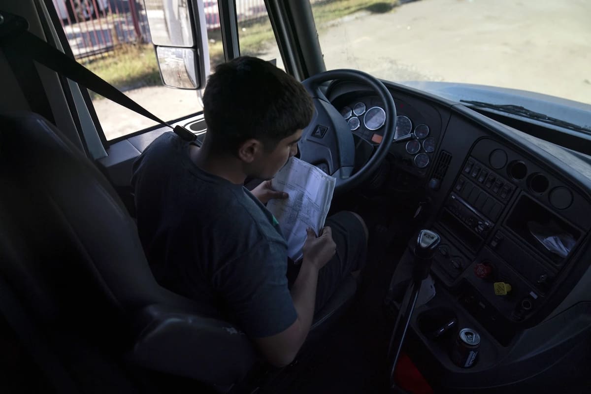 Política de Trump amenaza a camioneros latinos: sin inglés, sin licencia. | Crédito: AP