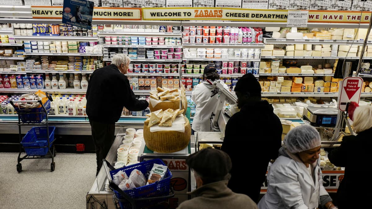 Millones de familias en Nueva York se endeudan para comprar alimentos mientras el alza de precios obliga a elegir entre comida, renta o servicios básicos, según encuesta aplicada a 1,512 adultos sobre el impacto del costo de la canasta básica