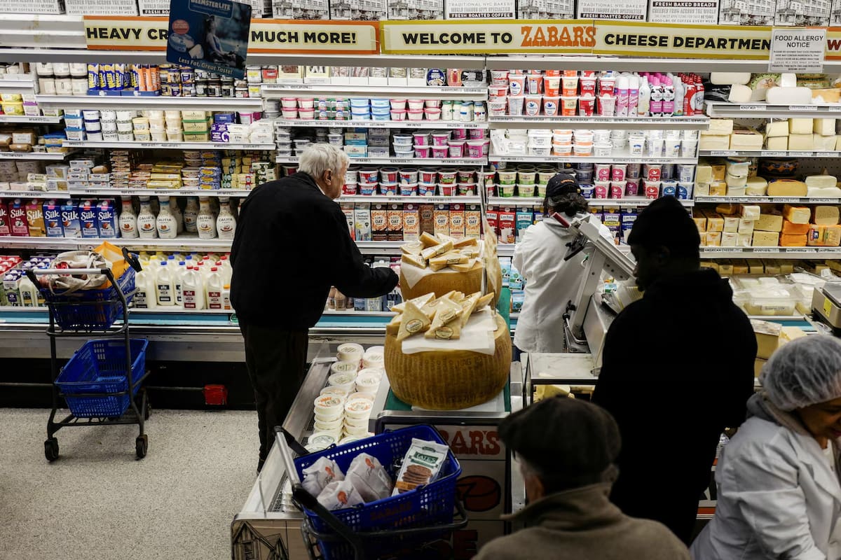 Millones de familias en Nueva York se endeudan para comprar alimentos mientras el alza de precios obliga a elegir entre comida, renta o servicios básicos, según encuesta aplicada a 1,512 adultos sobre el impacto del costo de la canasta básica