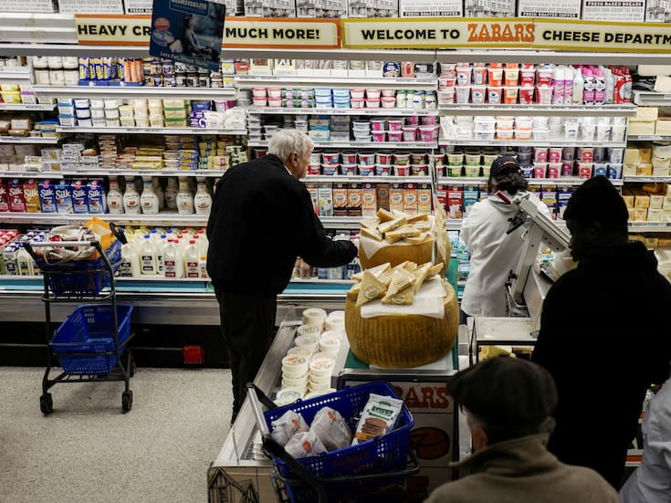 Millones de familias en Nueva York se endeudan para comprar alimentos mientras el alza de precios obliga a elegir entre comida, renta o servicios básicos, según encuesta aplicada a 1,512 adultos sobre el impacto del costo de la canasta básica