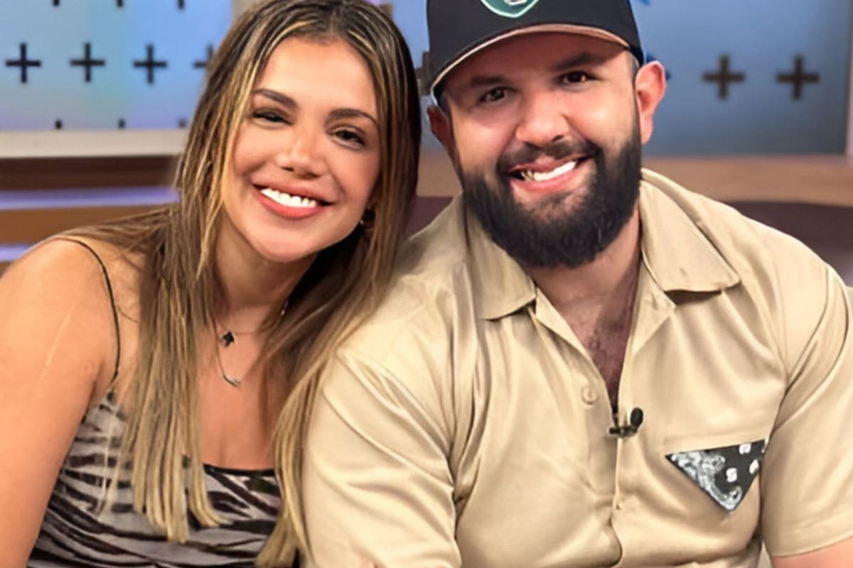 Echa Carín León la casa por la ventana en festejo de su novia Meylin Zúñiga