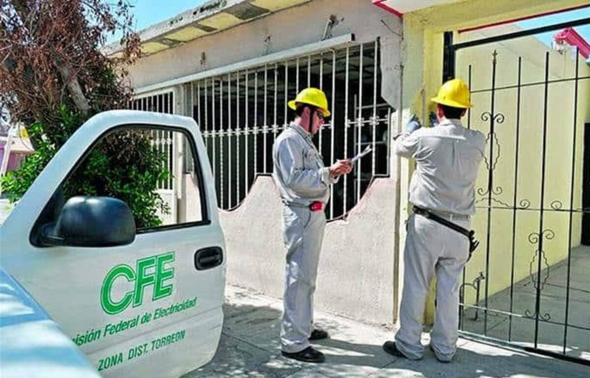 Trabajadores de la CFE inspeccionando un medidor de luz. / Pulso. -  El Universal.