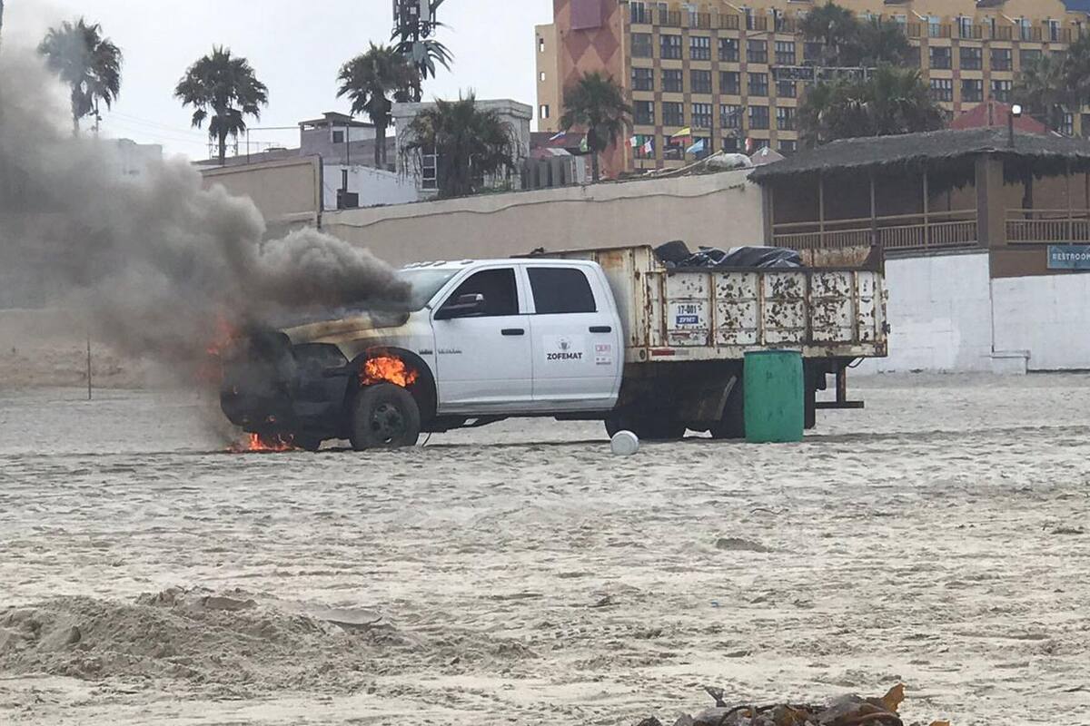 Camioneta de recolección de basura se incendia en playa de Rosarito
