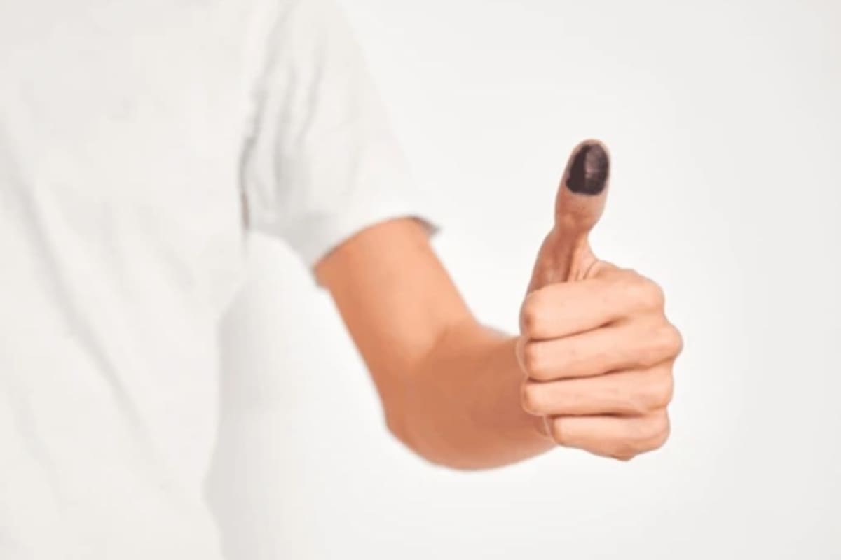 ¿De qué está hecha la tinta que se utiliza en las elecciones para marcar los dedos de los votantes?