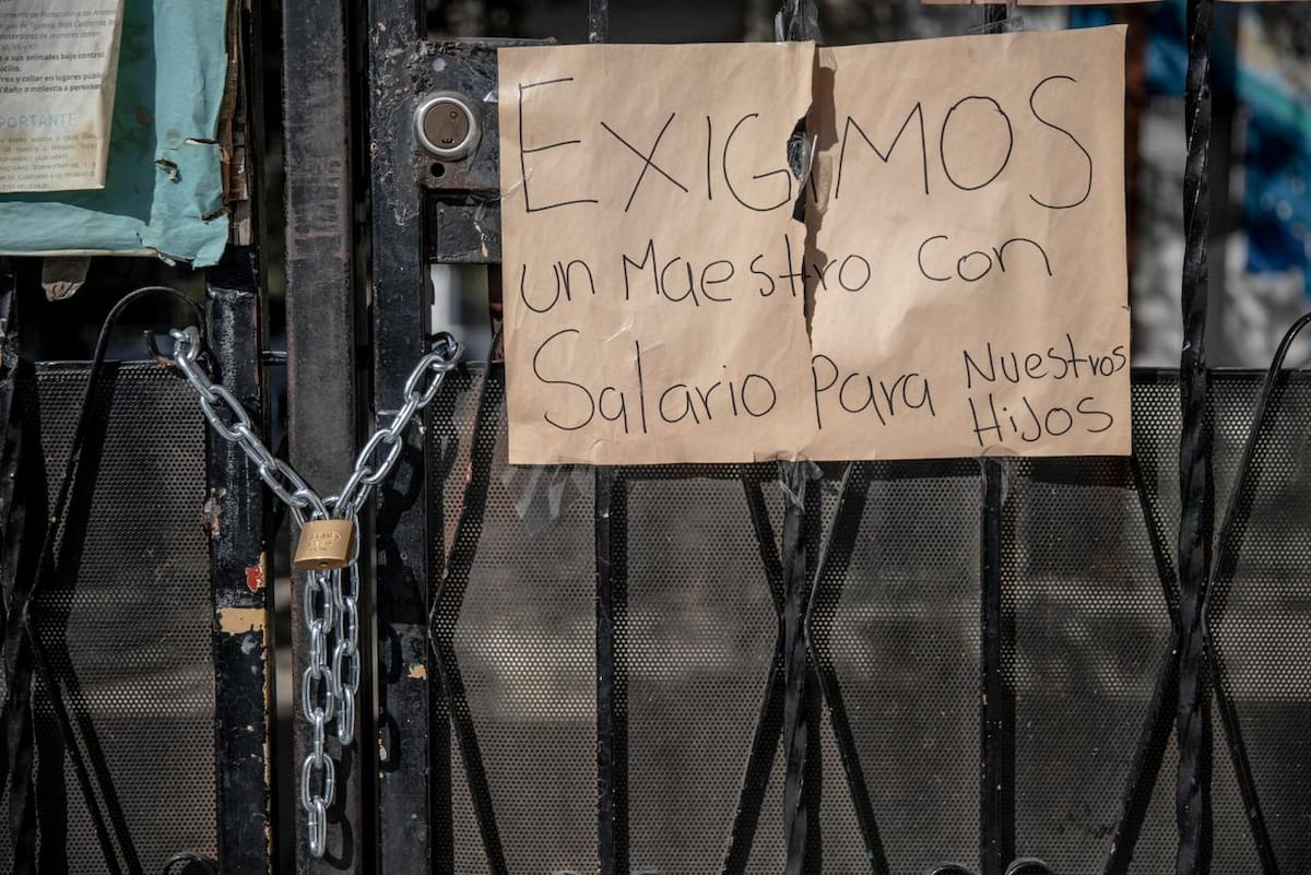 Un docente de tercer grado continúa frente a grupo pese a no recibir pago desde hace más de 16 meses, situación que motivó la toma del plantel por padres de familia. Foto: Border Zoom