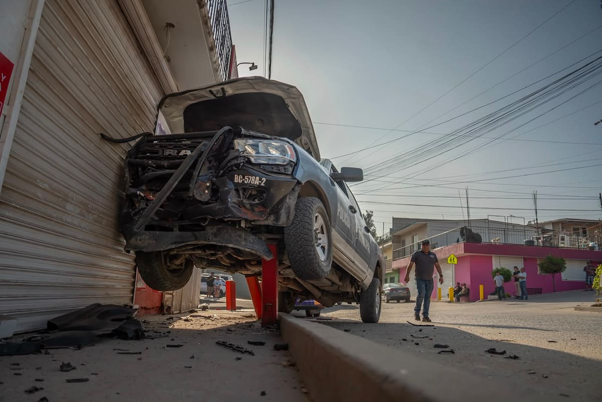 La unidad de transporte terminó volcada tras el impacto; vecinos pidieron reforzar la seguridad vial en el crucero. Foto: Border Zoom