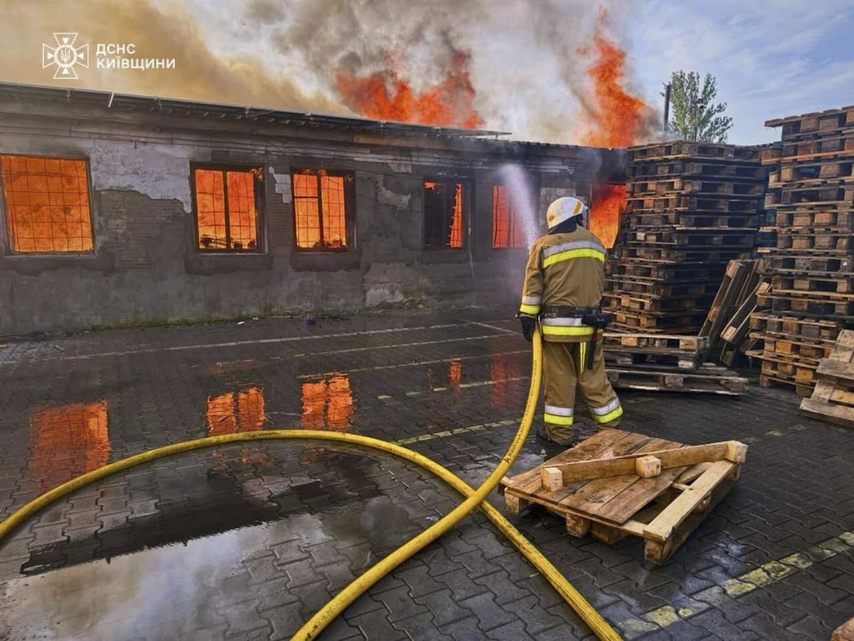 En esta foto proporcionada por el Servicio de Emergencias de Ucrania, los bomberos apagan el incendio tras un ataque ruso en la región de Kiev, Ucrania, el miércoles 9 de julio de 2025. | Crédito: Servicio de Emergencias de Ucrania vía AP