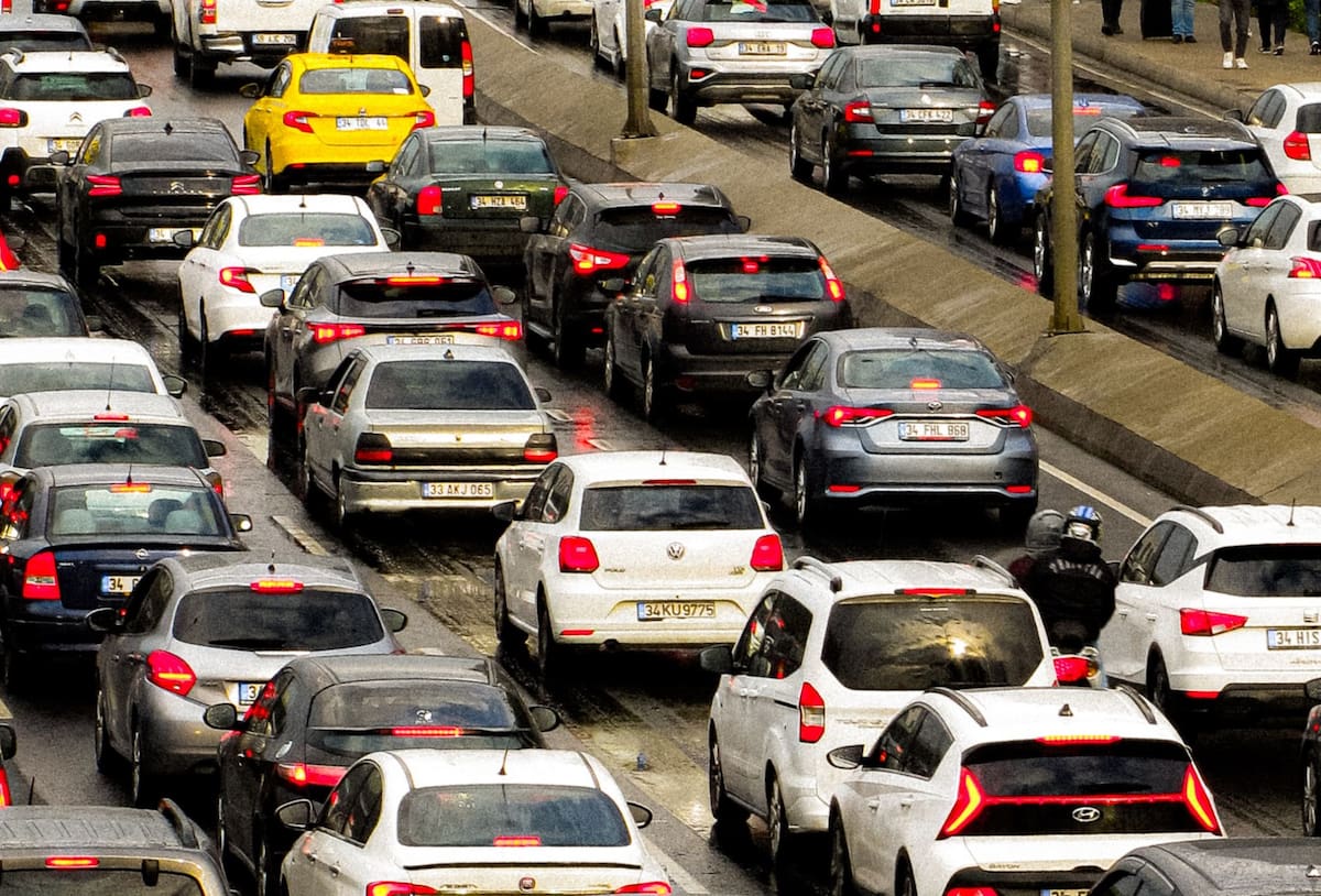 Los congestionamientos en la Ciudad de México contrastan con Oslo, Noruega, donde la integración de trenes, autobuses y otros sistemas facilita los traslados diarios. Foto: Pexels