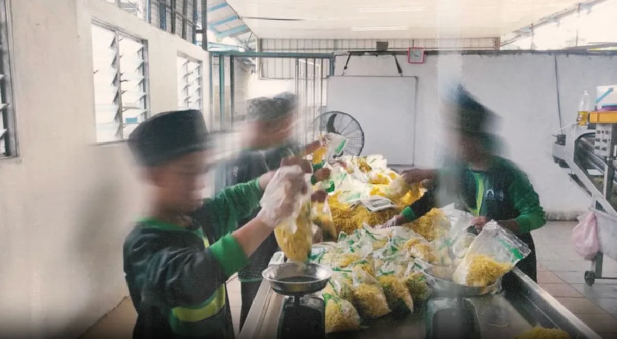 Algunos exmiembros del grupo dijeron que creían que algunos de sus colegas que trabajaban en fábricas eran menores de edad. El inspector general de policía Razarudin Husain dijo a los periodistas en una conferencia de prensa en septiembre que los niños estaban sujetos a “trabajo infantil, explotación”. / CNN.