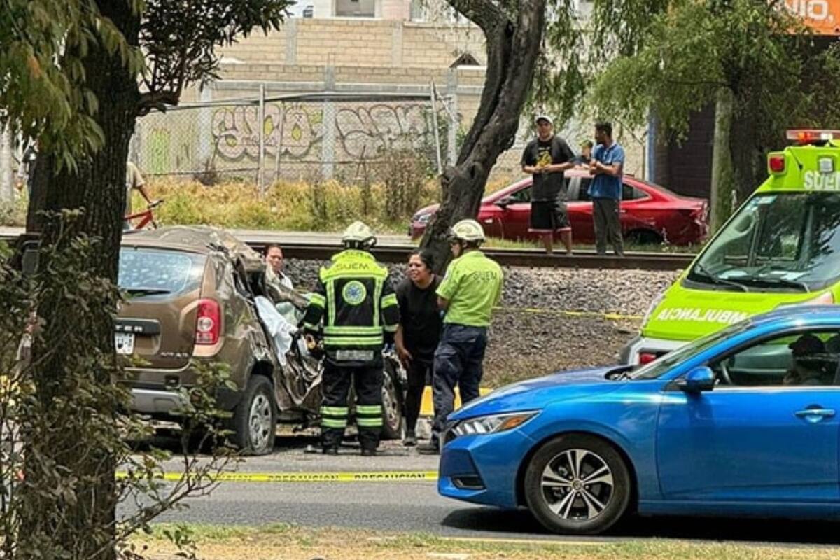 Mueren abuelitos y su nieta de 9 años al chocar contra un árbol en Edomex