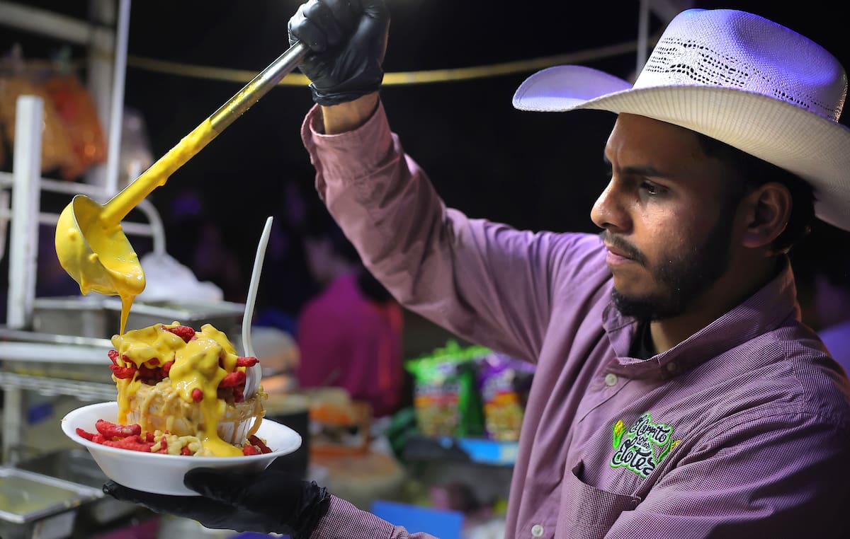 Héctor Javier prepara deliciosas botanas cuya base son los elotes. Desde su carro la voz grabada de su abuelo grita: "¡Hay elotes, por aquí va pasando el carrito de los elotes!".
