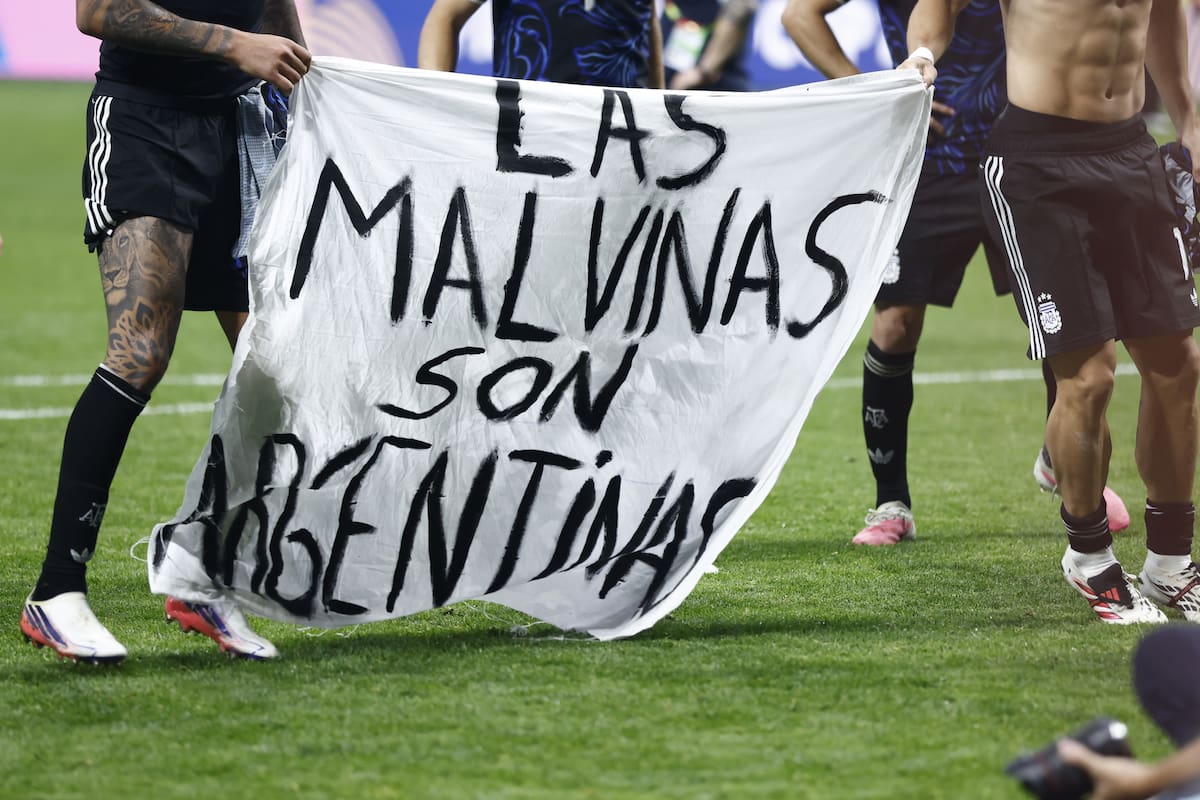 ¿La FIFA sancionará a Argentina? La pancarta “Las Malvinas son argentinas” desata polémica tras la semifinal del Mundial 2026