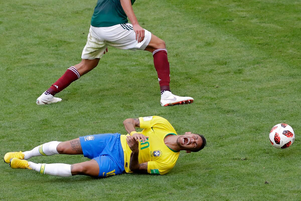 Tite le quita el brazalete de capitán a Neymar y se lo da a Dani Alves