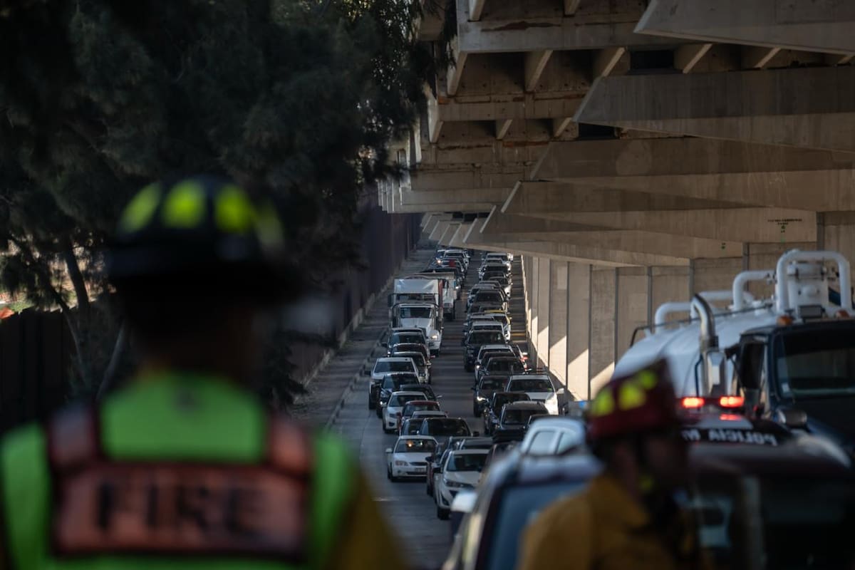 El copiloto fue hospitalizado tras la volcadura de un sedán en dirección a Playas de Tijuana. Foto: Border Zoom