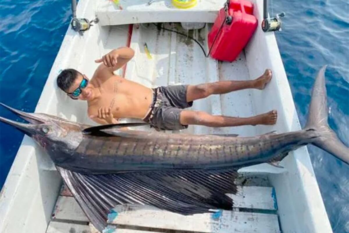 Pesca un enorme pez que lo supera en tamaño