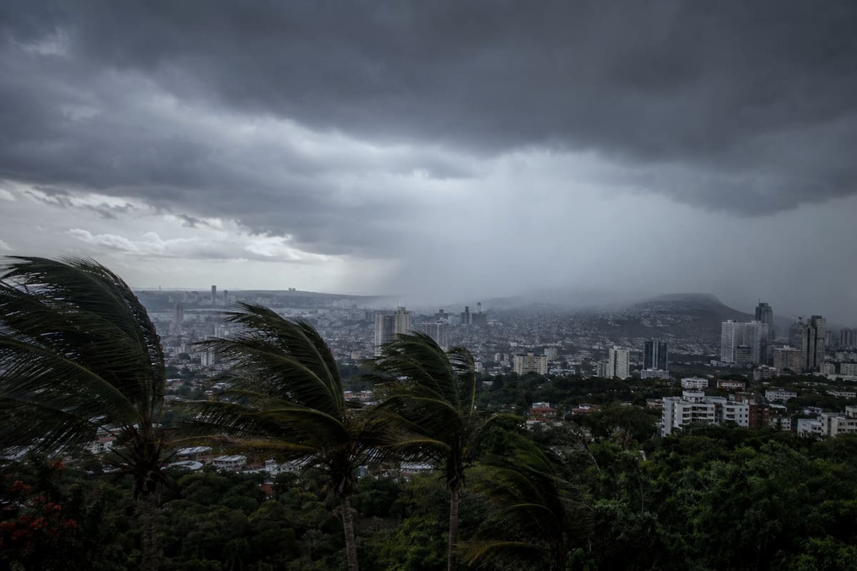 Vientos de hasta 70 km/h y lluvias fuertes se esperan en México del viernes al domingo, con tormentas, oleaje elevado y afectaciones en varios estados