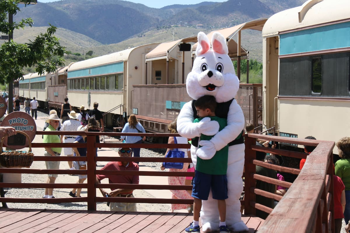 El Conejo de Pascua te da la bienvenida a esta temporada que viste de colores y alegría a la capital de Arizona