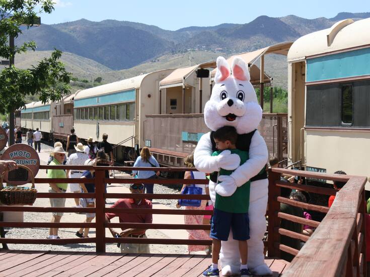 El Conejo de Pascua te da la bienvenida a esta temporada que viste de colores y alegría a la capital de Arizona
