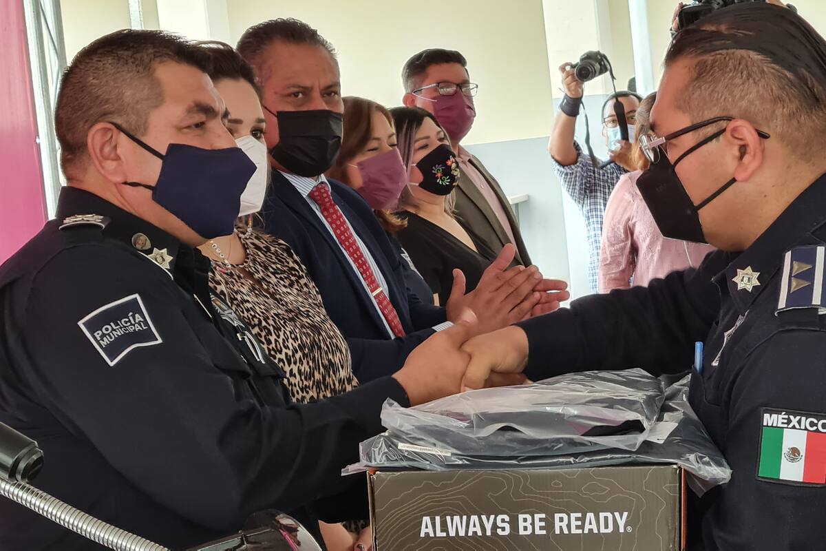 Entregan 2 mil uniformes a policías