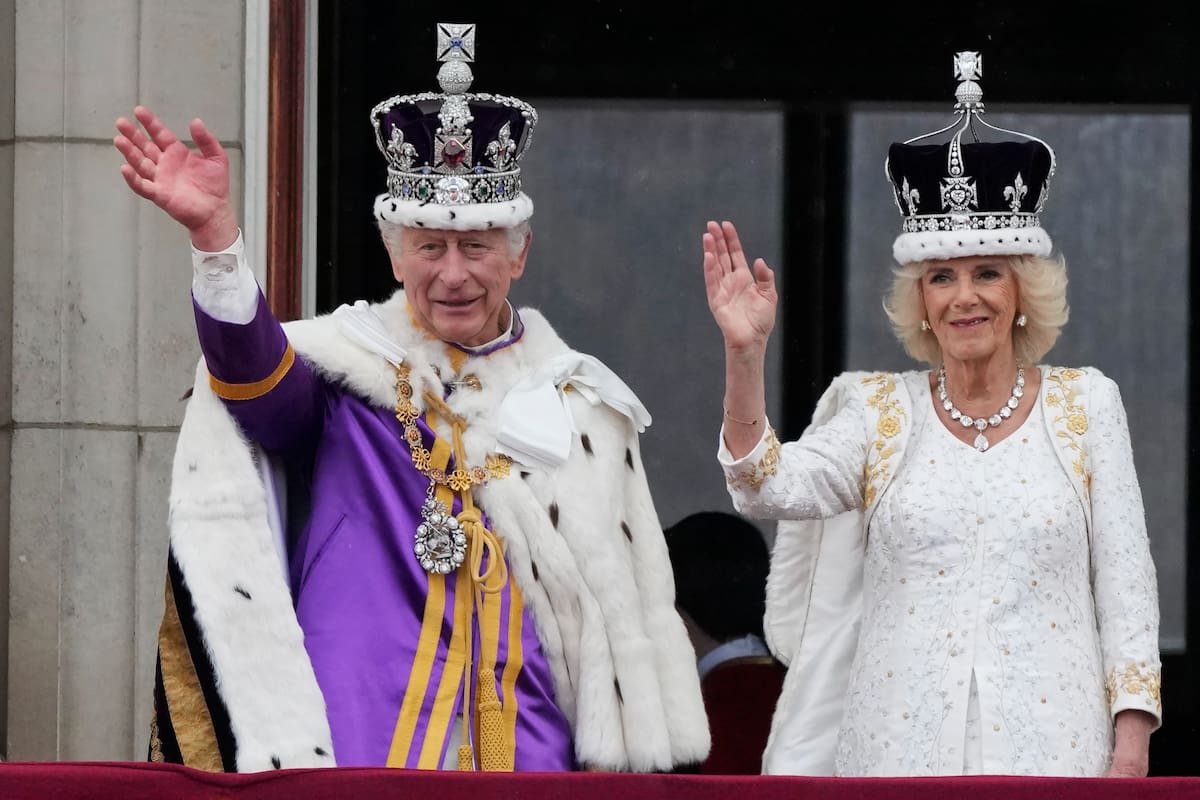 El rey Carlos III y la reina Camila de Gran Bretaña saludan a la multitud desde el balcón del Palacio de Buckingham después de su ceremonia de coronación en Londres, el sábado 6 de mayo de 2023. | Crédito: AP/Frank Augstein