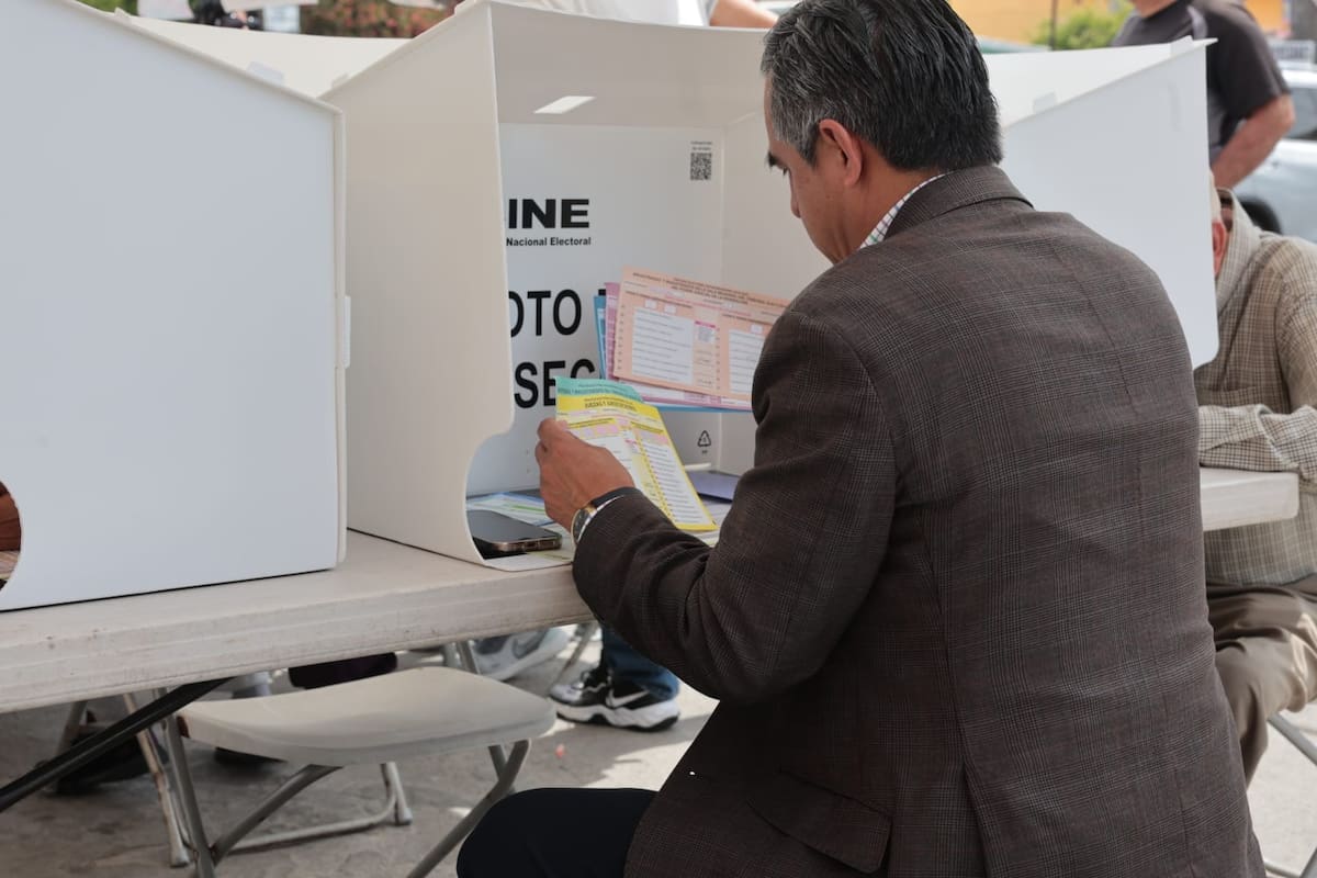 Isaac de Paz González llegó en bicicleta para emitir su voto en la casilla 1078. Foto: Sergio Ortiz