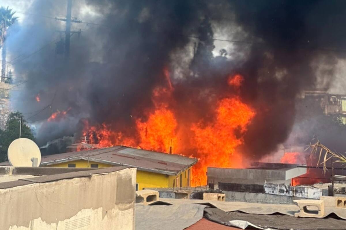 Bomberos Tijuana combaten incendio que afecta varias vivienda en colonia Morelos